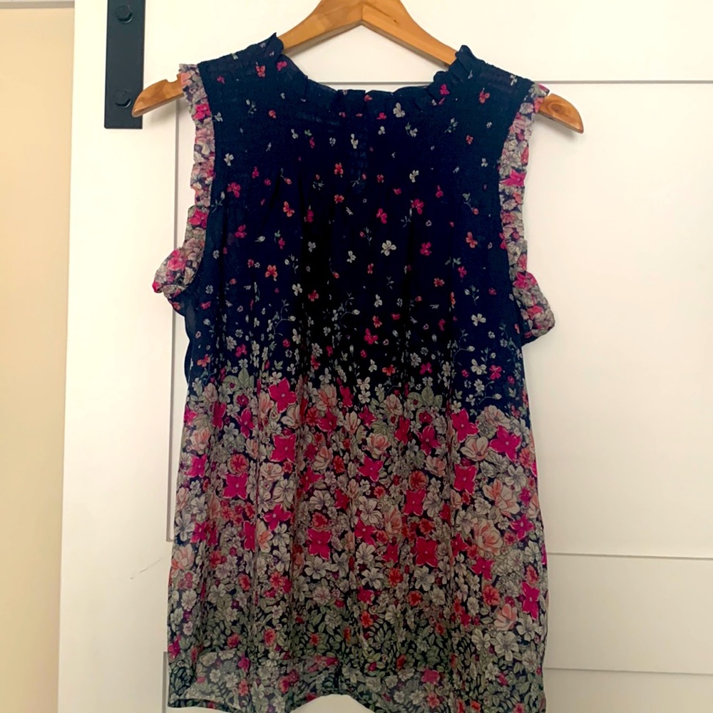 Beautiful light flowy fabric. 100% polyester size L